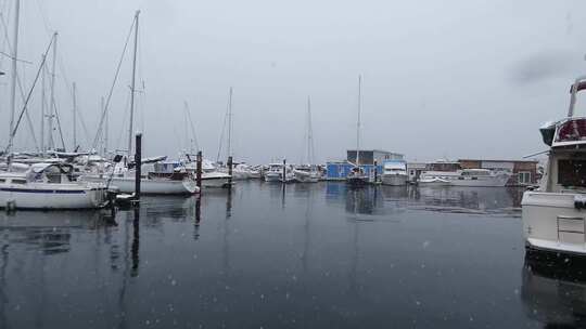 下雪天海上的船