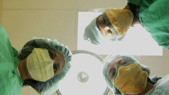 外科医生手术室看病人视频素材模板下载