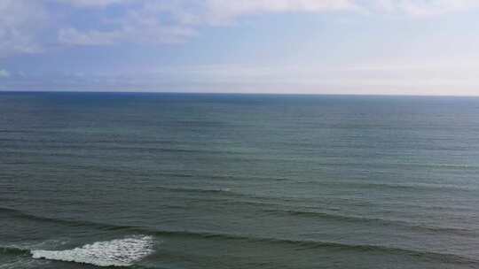 海洋和海浪沿着秘鲁利马的米拉弗洛雷斯移动4k