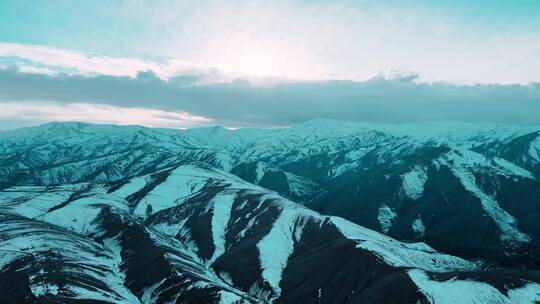 航拍大自然高原山脉山丘山峰上的白雪