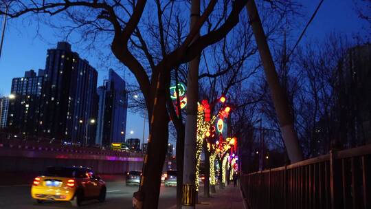 夜晚忙碌城市剪影楼房车流