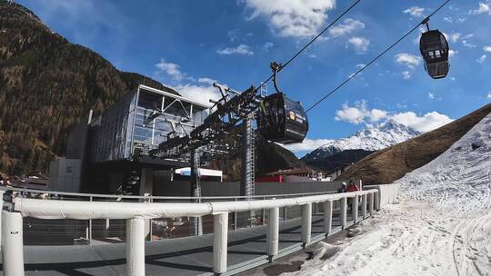 移动的缆车滑雪椅景观