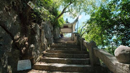 登山古道悬崖峭壁小路