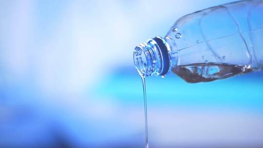 水滴从干净的塑料水瓶中滴落