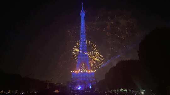 法国巴黎埃菲尔铁塔巴士底日烟花庆祝活动