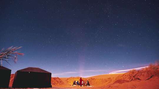 一群人在星夜下的沙漠中露营