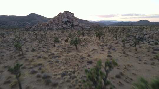 航拍荒漠的公路和风景