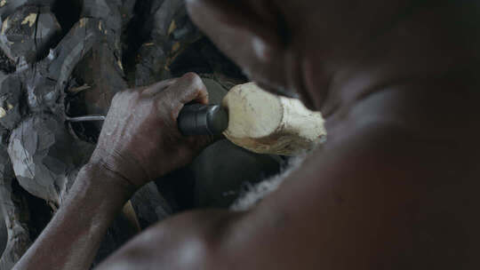 非洲坦桑尼亚工匠精心雕刻木雕作品