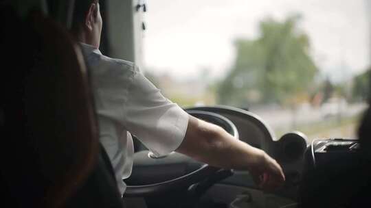 男性公交车-大巴车司机车内镜头视频素材模板下载