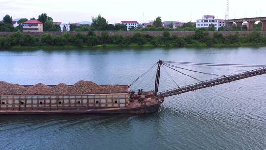 实拍赣江江面上行驶的一艘运砂船视频素材模板下载