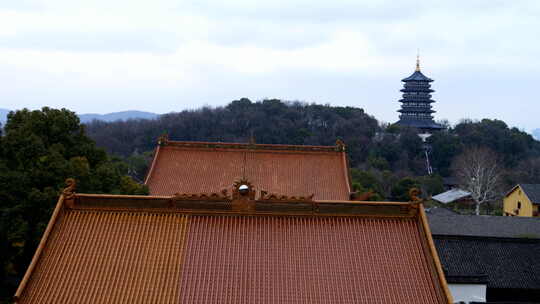 杭州净慈寺中式古建筑屋顶与远处宝塔