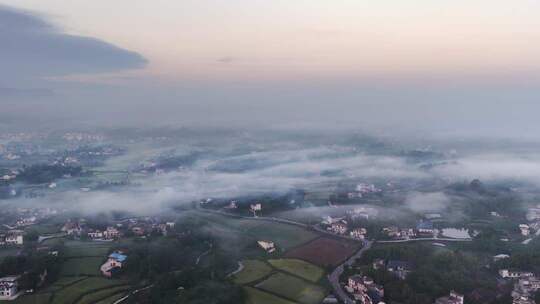 乡村清晨云雾缭绕全景