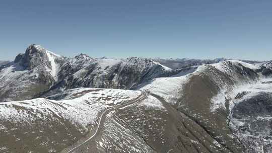 4K航拍色达德格乃龙山垭口雪山草原