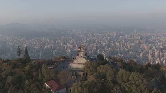 城市上空俯瞰古建筑与高楼的景观