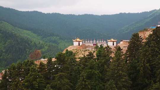 山坡上的寺院建筑