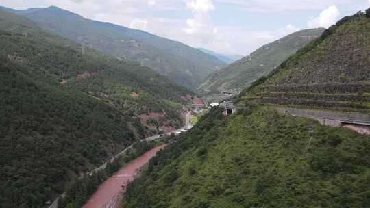 航拍中国基建高速公路云南山区穿山高速公路