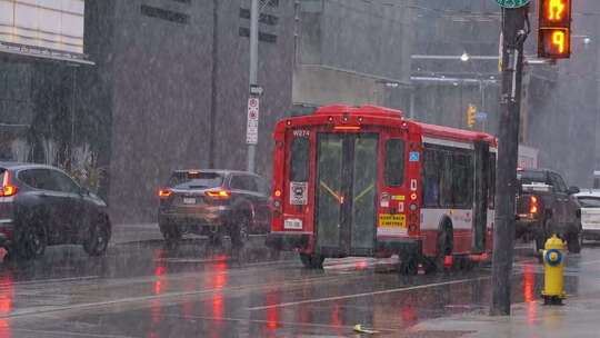 白雪皑皑的冬日繁忙的街道