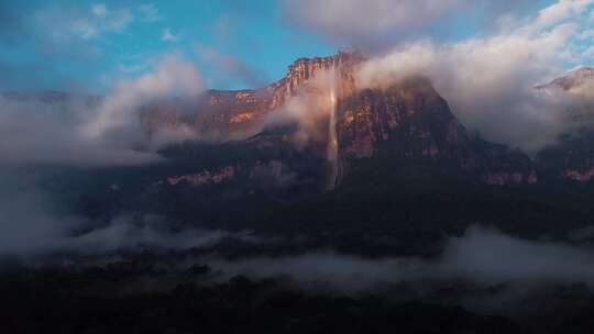 航拍森林瀑布委内瑞拉天使瀑布云雾蓝天白云