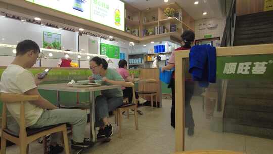 快餐店顺旺基顾客用餐吃饭视频素材模板下载