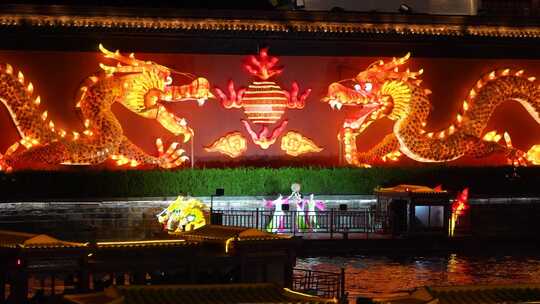水上舞台表演灯光璀璨的舞龙秀