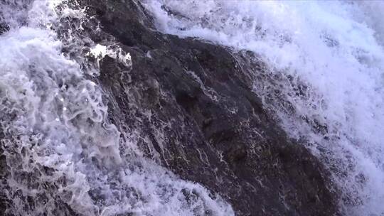 山涧溪流瀑布特写大石头流水视频素材模板下载