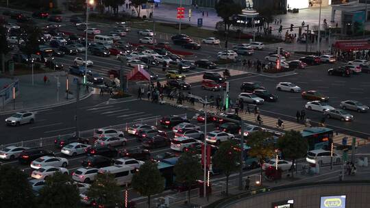 车来车往的城市路口