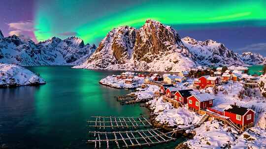 挪威湖泊雪山极光景观