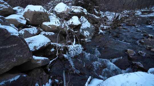 泉水  大山里  冬天