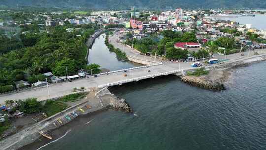 热带岛屿上郁郁葱葱的菲律宾沿海城镇的全景