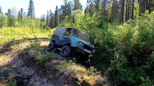 一辆4x4汽车在泥土路上经过