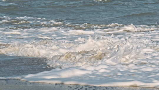 沙滩上的海浪