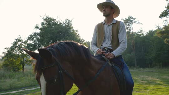 森林草坪上骑马的美国牛仔