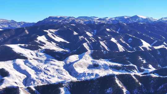 4k航拍冬季雪后祁连山草原