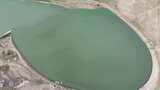 鸟瞰内蒙古呼伦贝尔市呼伦湖的碧绿色湖水高清在线视频素材下载