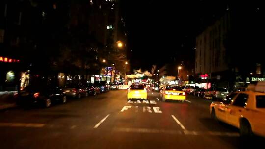 夜间行驶在街道上的出租车