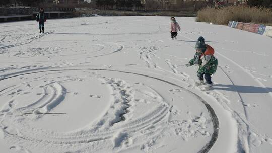 雪地里嬉戏的人群视频素材模板下载