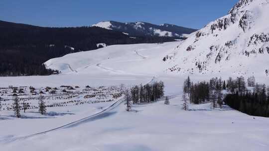 航拍新疆冬季喀纳斯河流晨雾雪山森林雪景