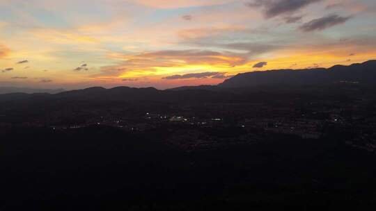 夕阳下的城市与山脉全景 武隆仙女镇