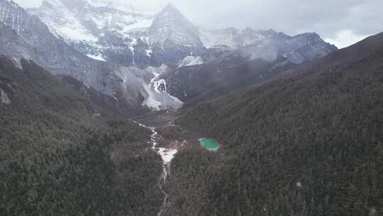 稻城亚丁雪山湖泊牛奶湖航拍