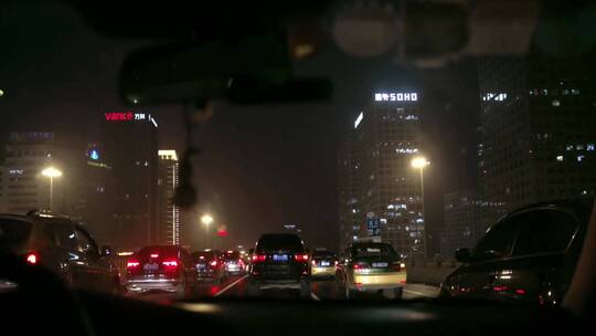 汽车行驶在夜色中北京的街道上