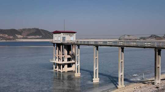 水库上的建筑及桥梁景观