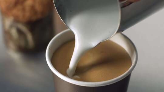 用鲜牛奶在咖啡上画画