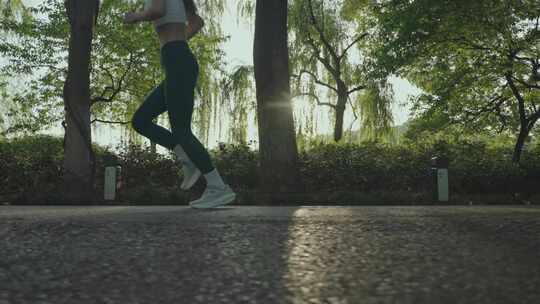 跑步脚步特写 运动户外奔跑的背影脚步特写