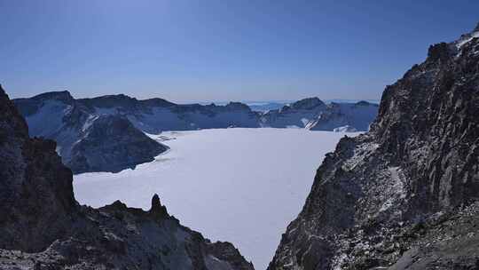 高山雪顶俯瞰冰湖壮丽景观