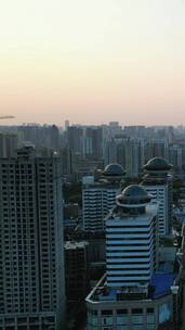 湖北襄阳城市日落晚霞夕阳竖屏航拍