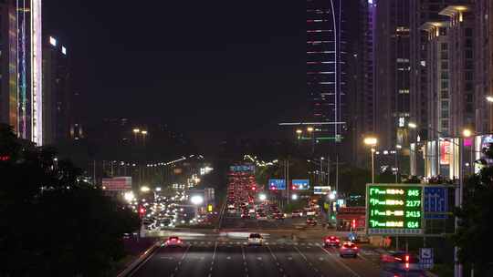 夜晚城市道路车来车往实拍