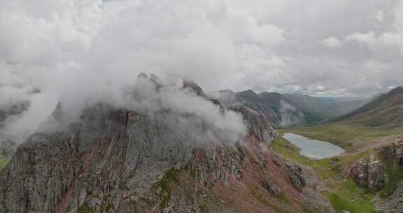 云海中的山峰