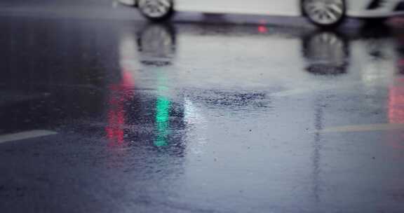 自然雨天雨滴路口车流近景固定2111202015