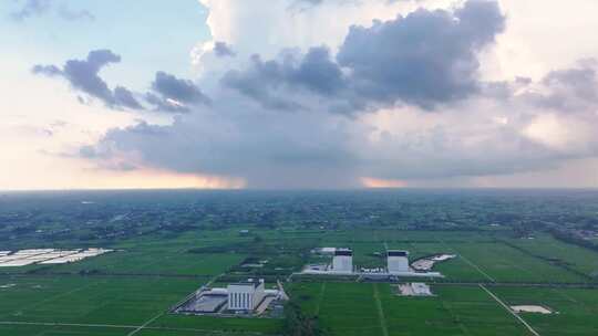 航拍平原地区局部下雨暴雨雨幕夕阳乌云