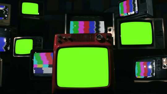 许多复古电视打开彩条和绿屏。深色调。
